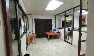 Se Vende amplio Local Comercial en Parque Lefevre.