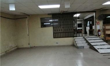 Se Vende amplio Local Comercial en Parque Lefevre.