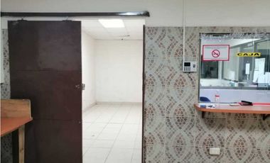 Se Vende amplio Local Comercial en Parque Lefevre.