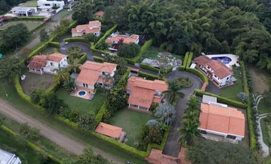 HERMOSA CASA CAMPESTRE  EN CERRITOS