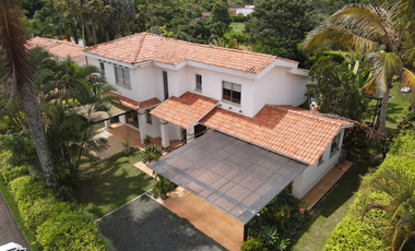 HERMOSA CASA CAMPESTRE  EN CERRITOS