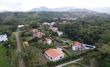 HERMOSA CASA CAMPESTRE  EN CERRITOS