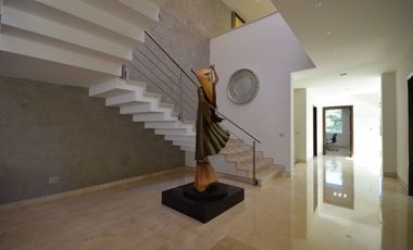 Residencia de Lujo con alberca en Alcazar Poniente