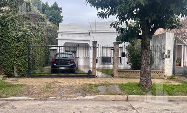 Casa 4 ambientes con pileta y cochera en venta - Quilmes Sur