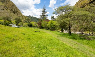 Se Vende Terreno para Construcción en Zona Rural, en la Montaña y Frente al río en Yamburara