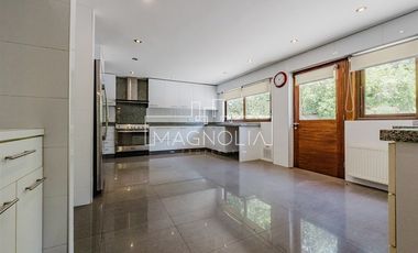 Casa en arriendo de 6 dorm. en Vitacura