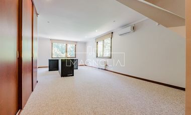 Casa en arriendo de 6 dorm. en Vitacura