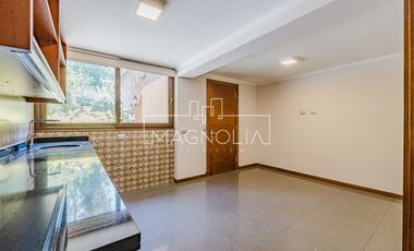 Casa en arriendo de 6 dorm. en Vitacura