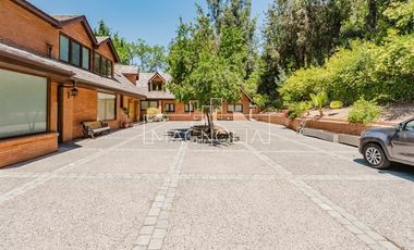 Casa en arriendo de 6 dorm. en Vitacura