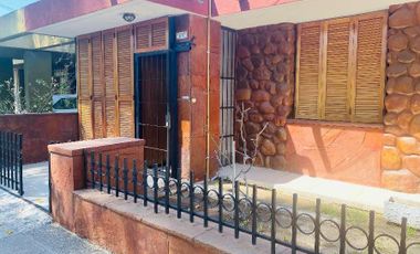 Casa en venta - 2 Dormitorios 2 Baños - 230Mts2 - Mendoza
