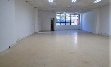 PR12300 SE ARRIENDA OFICINA EN SECTOR PRADOS, SABANETA