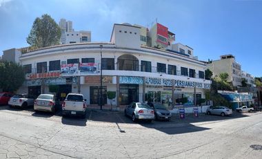 VENTA / PLAZA COMERCIAL / SOBRE AVENIDA PRINCIPAL / A 2OO MTS DE LOS ARCOS (QUERETARO)