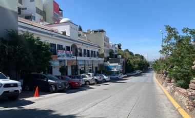 VENTA / PLAZA COMERCIAL / SOBRE AVENIDA PRINCIPAL / A 2OO MTS DE LOS ARCOS (QUERETARO)