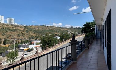 VENTA / PLAZA COMERCIAL / SOBRE AVENIDA PRINCIPAL / A 2OO MTS DE LOS ARCOS (QUERETARO)