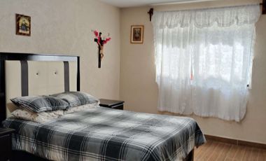 VENTA Casa con Departamento independiente, 2 o 3 recamaras, cisterna, portón.