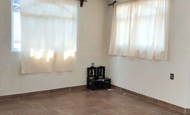 VENTA Casa con Departamento independiente, 2 o 3 recamaras, cisterna, portón.