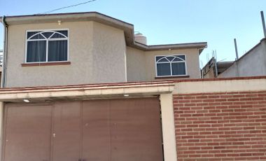 VENTA Casa con Departamento independiente, 2 o 3 recamaras, cisterna, portón.