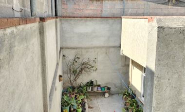 VENTA Casa con Departamento independiente, 2 o 3 recamaras, cisterna, portón.