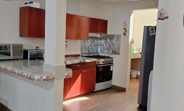 VENTA Casa con Departamento independiente, 2 o 3 recamaras, cisterna, portón.