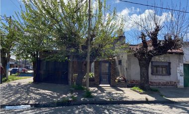 AV. POLLEDO 198, esquina Albarracín, Isidro Casanova, La Matanza