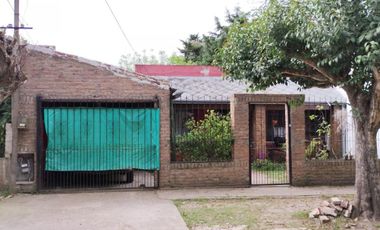 Casa en venta - 2 dormitorios 2 baños - Cochera - 325mts2 - Manuel B. Gonnet, La Plata