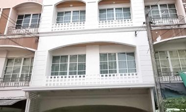 7 Bedroom Townhouse for sale in Lat Phrao, Bangkok