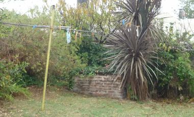 Casa céntrica con dos lotes de terreno