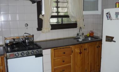 Casa céntrica con dos lotes de terreno