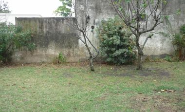 Casa céntrica con dos lotes de terreno