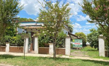 Casa céntrica con dos lotes de terreno