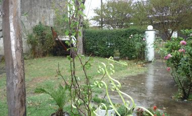 Casa céntrica con dos lotes de terreno