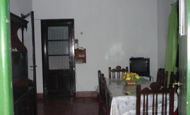 Casa céntrica con dos lotes de terreno