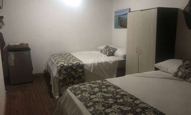 SE ALQUILAN HABITACIONES POR NOCHE DE ACOMODACION DE PAREJA Y ACOMODACION MULTIPLE, EXCELNTE UBICACION