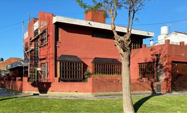 VENTA EXCELENTE RESIDENCIA CON QUINCHO Y PATIO EN PARQUE LURO