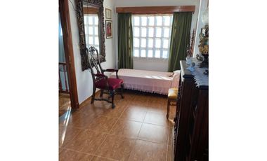 VENTA EXCELENTE RESIDENCIA CON QUINCHO Y PATIO EN PARQUE LURO