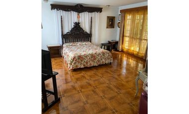 VENTA EXCELENTE RESIDENCIA CON QUINCHO Y PATIO EN PARQUE LURO