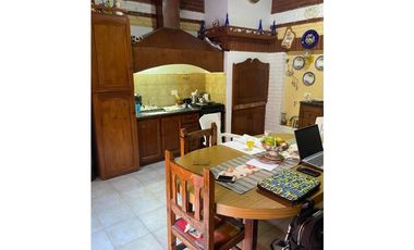 VENTA EXCELENTE RESIDENCIA CON QUINCHO Y PATIO EN PARQUE LURO
