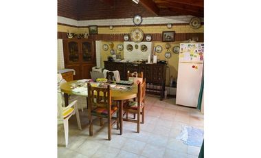 VENTA EXCELENTE RESIDENCIA CON QUINCHO Y PATIO EN PARQUE LURO