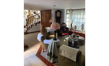 VENTA EXCELENTE RESIDENCIA CON QUINCHO Y PATIO EN PARQUE LURO