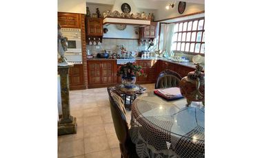 VENTA EXCELENTE RESIDENCIA CON QUINCHO Y PATIO EN PARQUE LURO