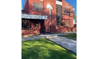 VENTA EXCELENTE RESIDENCIA CON QUINCHO Y PATIO EN PARQUE LURO