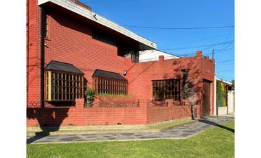 VENTA EXCELENTE RESIDENCIA CON QUINCHO Y PATIO EN PARQUE LURO