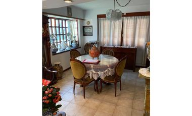 VENTA EXCELENTE RESIDENCIA CON QUINCHO Y PATIO EN PARQUE LURO