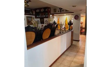 VENTA EXCELENTE RESIDENCIA CON QUINCHO Y PATIO EN PARQUE LURO