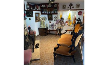 VENTA EXCELENTE RESIDENCIA CON QUINCHO Y PATIO EN PARQUE LURO