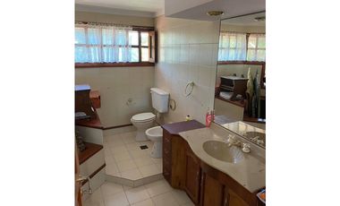 VENTA EXCELENTE RESIDENCIA CON QUINCHO Y PATIO EN PARQUE LURO