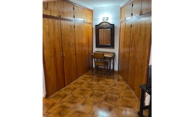 VENTA EXCELENTE RESIDENCIA CON QUINCHO Y PATIO EN PARQUE LURO