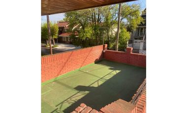 VENTA EXCELENTE RESIDENCIA CON QUINCHO Y PATIO EN PARQUE LURO