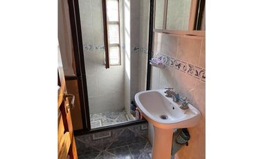 VENTA EXCELENTE RESIDENCIA CON QUINCHO Y PATIO EN PARQUE LURO