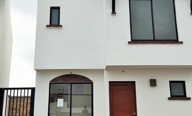 Casa en Venta Salida a Lagos  Fraccionamiento Lugano con Terreno excedente León Gto